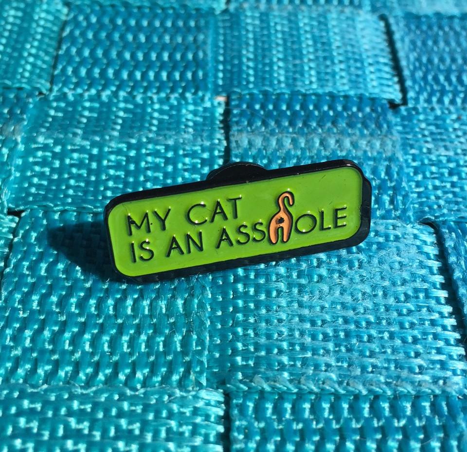 Pin Esmaltado "Mi Gato es Un Grosero" — Diseño Trasero de Gato 3.2cm