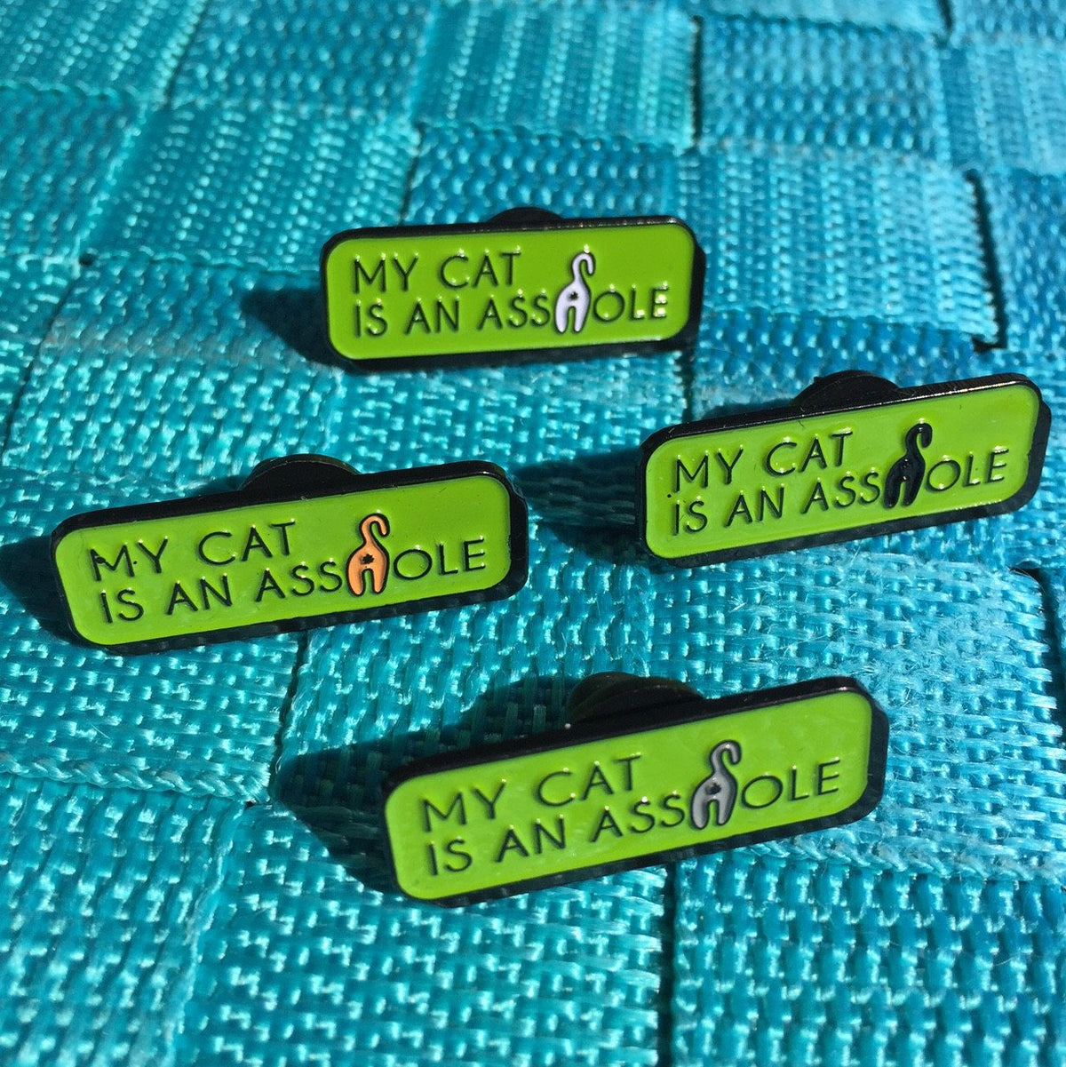 Pin Esmaltado "Mi Gato es Un Grosero" — Diseño Trasero de Gato 3.2cm
