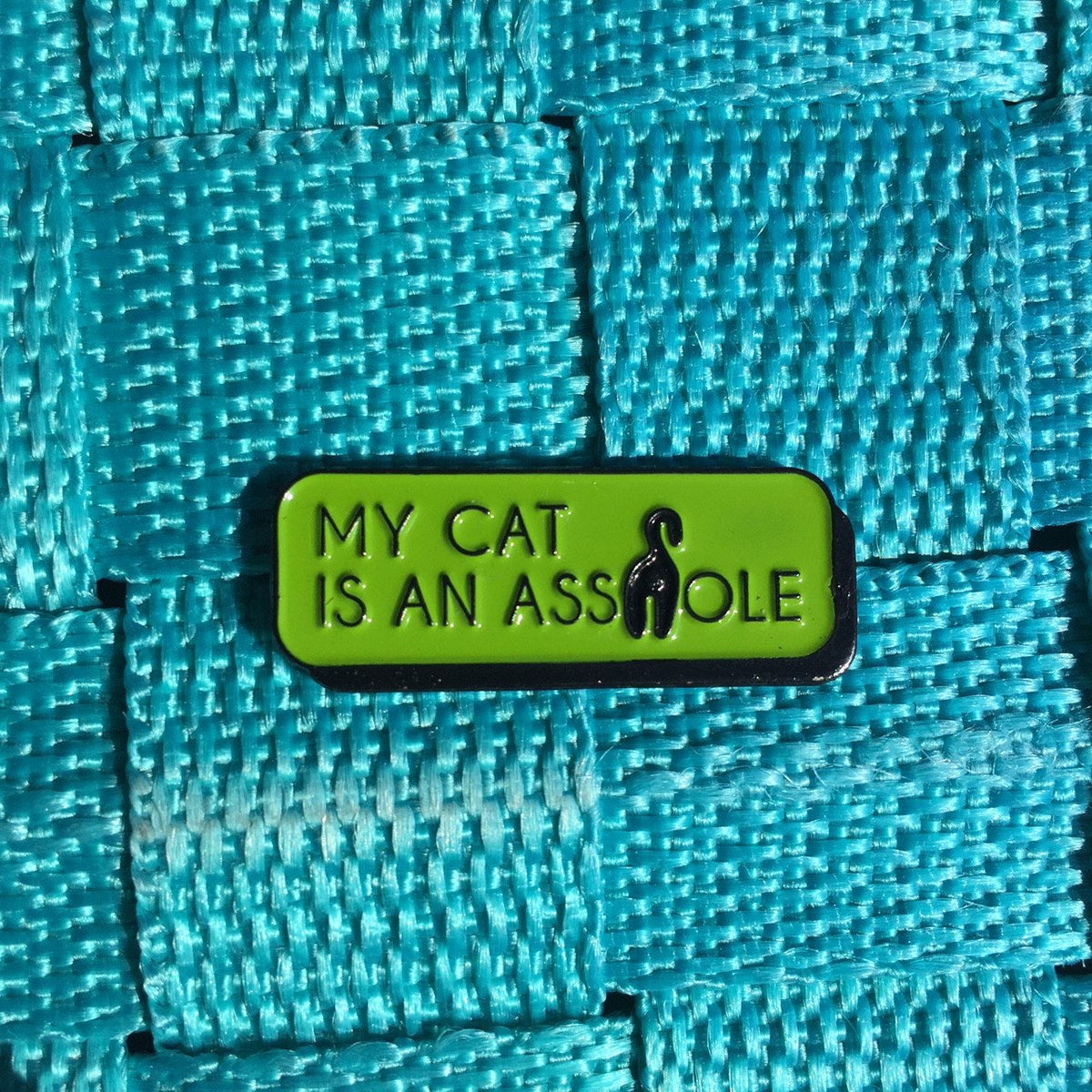Pin Esmaltado "Mi Gato es Un Grosero" — Diseño Trasero de Gato 3.2cm